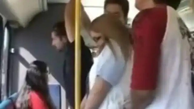 В автобусе пристает к женщине: смотреть русское порно видео бесплатно